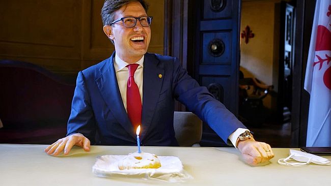 Il sindaco Nardella compie 45 anni, torta in Palazzo Vecchio
