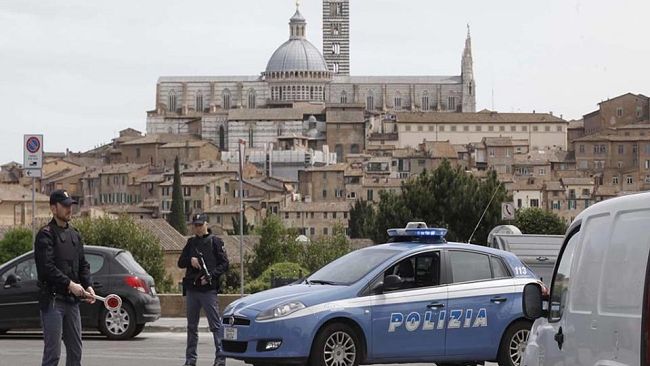 ​Tenta di gettarsi dal ponte dopo una lite, salvato da agenti