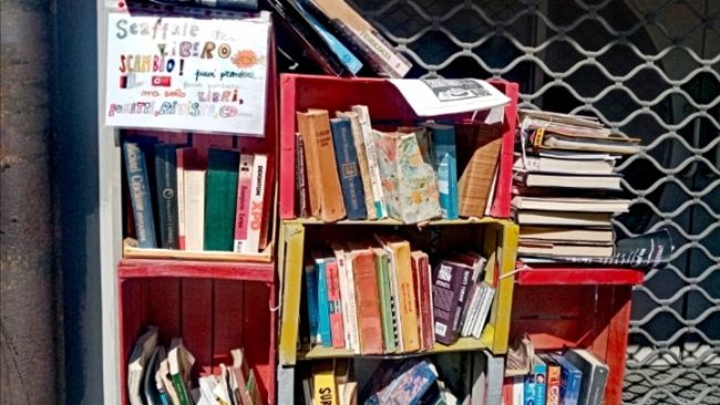 Scaffale del libero scambio dei libri, successo al Galluzzo 