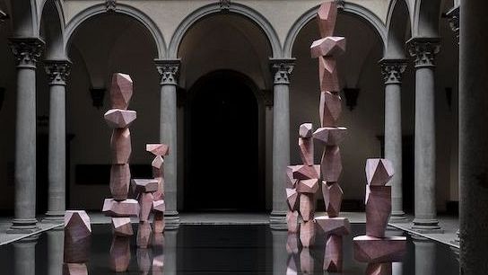 Superflex, in Palazzo Strozzi otto colonne che fanno riflettere