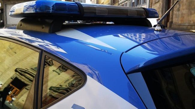 Ruba scarpe di pitone e una borsa pregiata da una boutique di via Tornabuoni