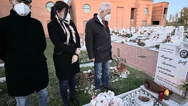 Cascina, l'omaggio della Toscana alla tomba del giustiziato Greg