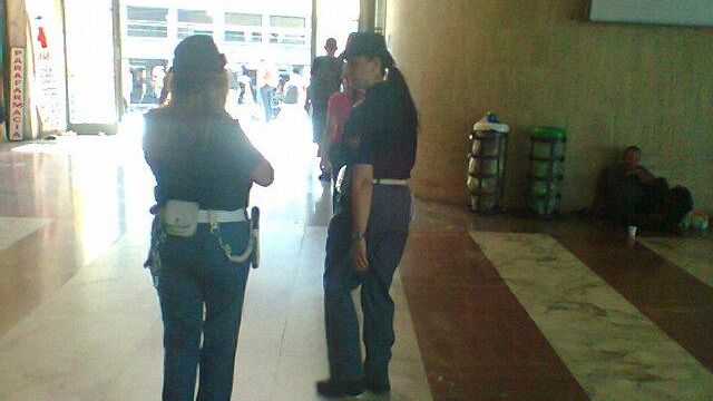 Firenze, tentata violenza sessuale a pranzo e bottigliate a cena