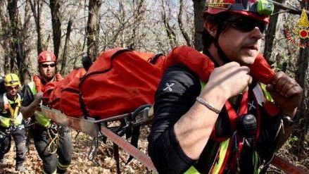 Incastrati nel canale, li salvano i pompieri