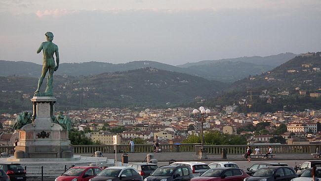 Il David del piazzale Michelangelo si colora di turchese