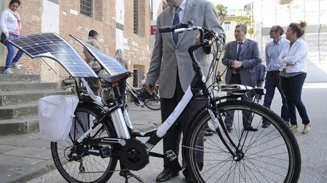 Bici elettrica si ricarica al sole