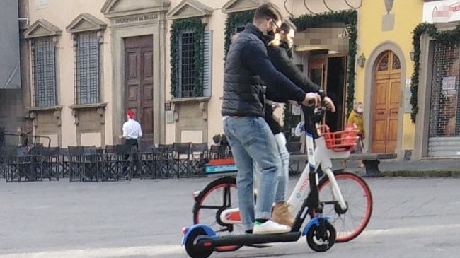 In monopattino senza casco, prime multe a Firenze