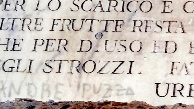 Palazzo Strozzi, sfregiata antica targa