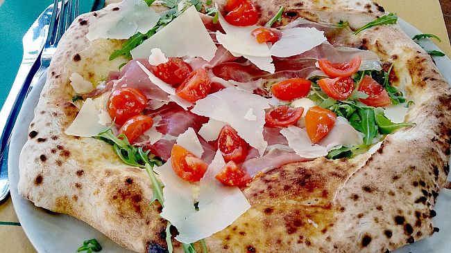 Sondaggio tra i toscani: diminuiscono pizze e cene fuori