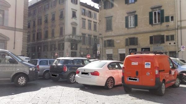 Parcheggio in Piazza Duomo a Firenze: avanti c'è posto