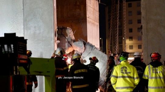 Crollo nel cantiere: ancora al lavoro cercando l'ultimo corpo