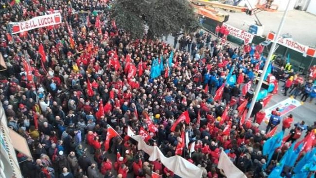 Basta morti sul lavoro, migliaia di persone in via Mariti 