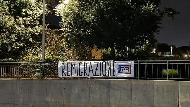 Remigrazione, striscione in piazza Paolo Uccello