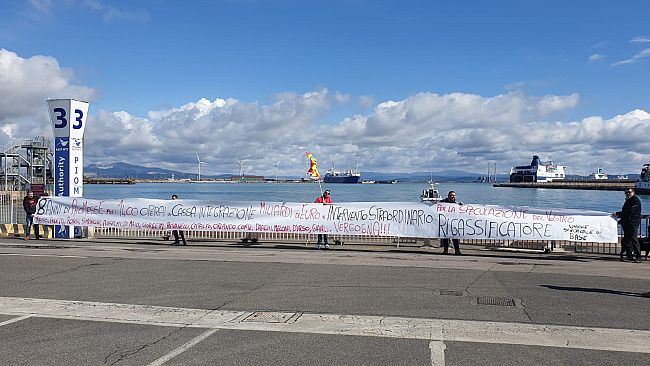 Rigassificatore: la nave è arrivata a Piombino