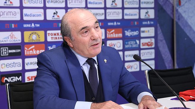 Tifosi viola dalla parte di Rocco Commisso, c'è fermento