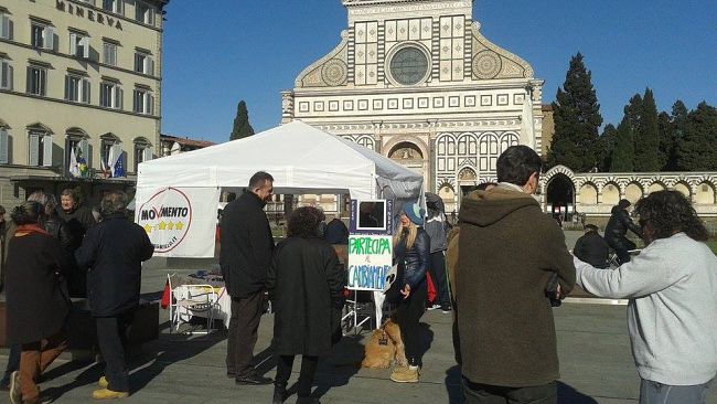 Firenze, nelle oscure stanze si tratta, ma qualcuno è sceso in piazza