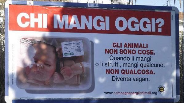 Un bambolotto fatto a pezzi: lo spot choc a Grosseto