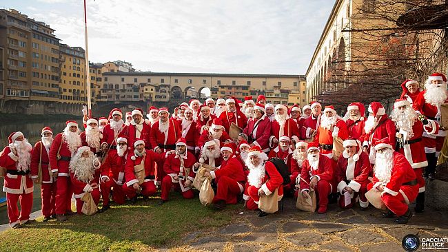 I Babbi Natale fiorentini portano 100 assegni da 300 euro