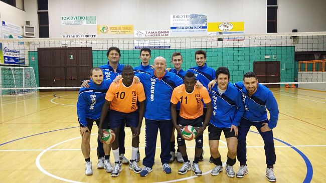 Ragazzo down cacciato da una partita di pallavolo