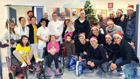 Gli azzurri in visita al reparto di pediatria dell´ospedale di Empoli