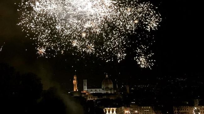 Fuochi d’inverno, due minuti di spettacolo pirotecnico su Firenze