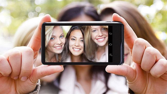 Italiani narcisisti e maniaci dei 'selfie'