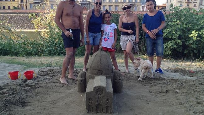 Castelli di sabbia in riva all’Arno per Ferragosto