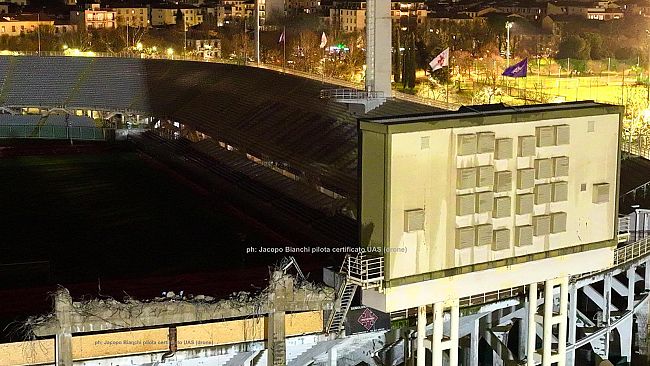 Curva Ferrovia, demolito il primo tabellone 