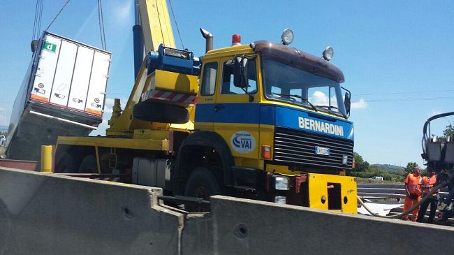 Incidente stradale in A1: tir si ribalta 