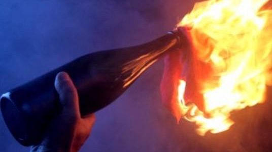 ​Molotov a Pisa: incendiate auto della polizia penitenziaria