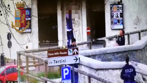 Minaccia di gettarsi dal ponte: afferrato al volo da una poliziotta