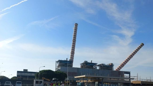 Piombino: abbattute le ciminiere dell’ex centrale Enel di Tor del Sale