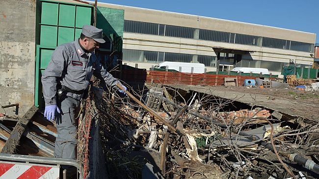 Discarica di fanghi maleodoranti e rifiuti speciali: area sotto sequestro