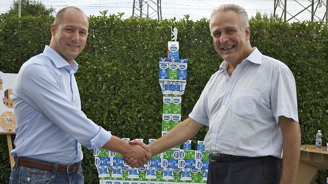 Palazzo Vecchio riprodotto con cartoni del latte