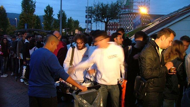 In mille in coda dall'alba a I Gigli per iPhone 5