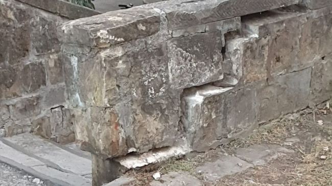 Corrimano pericoloso in via Barbacane