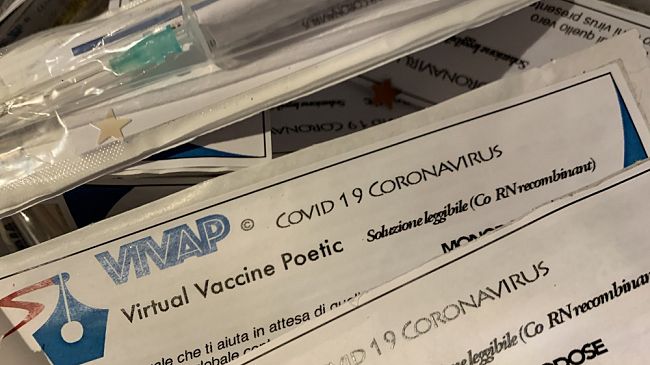 Fiale con “bugiardino” di poesie a ricordare l’importanza di vaccinarsi