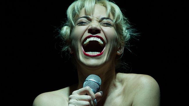 Teatro di Rifredi: Silvia Gallerano in La Merda di Cristian Ceresoli