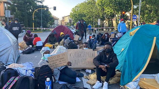 Via Baracca, notte in tenda e ponte bloccato