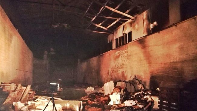 Capannone in fiamme alle porte di Firenze, lungo la ferrovia