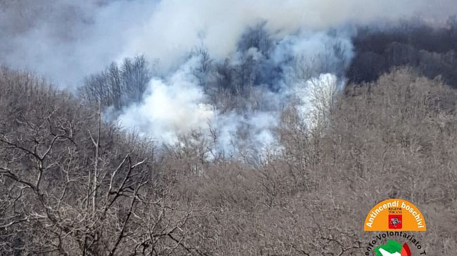 Incendio a Castagno d'Andrea non lontano dal paese