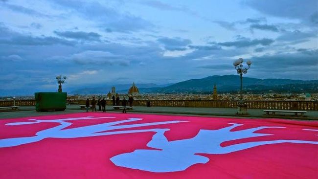Piazzale Michelangelo, La Manif Pour Tous espone bandiera contestata