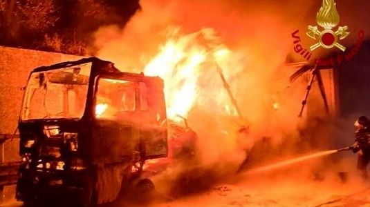 Camion in fiamme tra Valdarno e Arezzo, mattinata difficile in A1