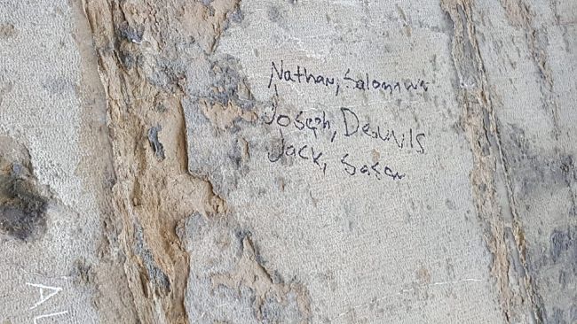 ​Imbratta il Ponte Vecchio firmando le pietre: rischia la reclusione