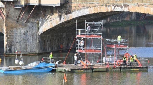 Restauro Ponte Vecchio, la piattaforma galleggiante è in Arno 