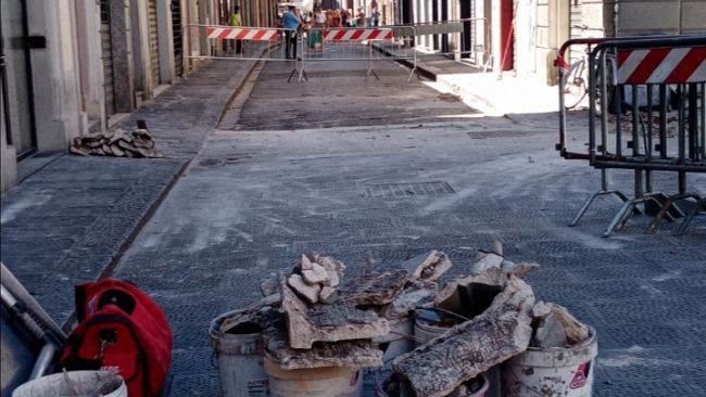 Piazza Sant'Ambrogio, un crollo che fa paura 