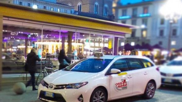 Taxi Firenze 4242: mimose in omaggio alle clienti per la Festa della Donna