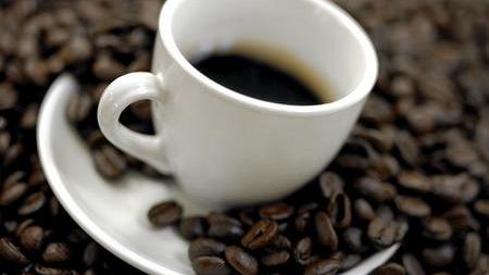 Segnalazioni ai vigili: caffè ai clienti al banco, bar multati e chiusi 