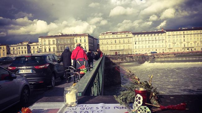 Sul ponte Vespucci una targa in ricordo di Idy Diene