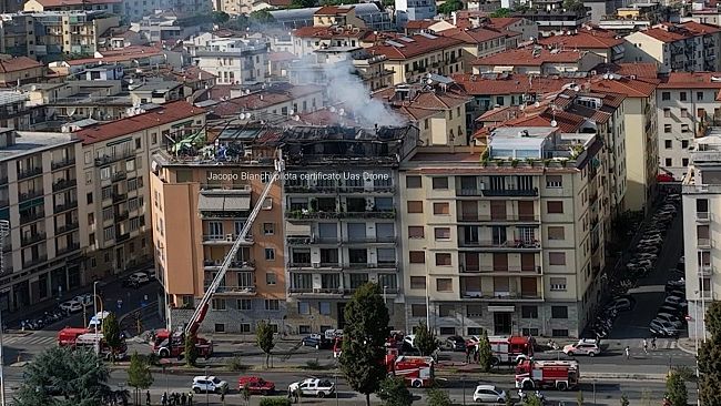 In fiamme un condominio sul lungarno Cristoforo Colombo